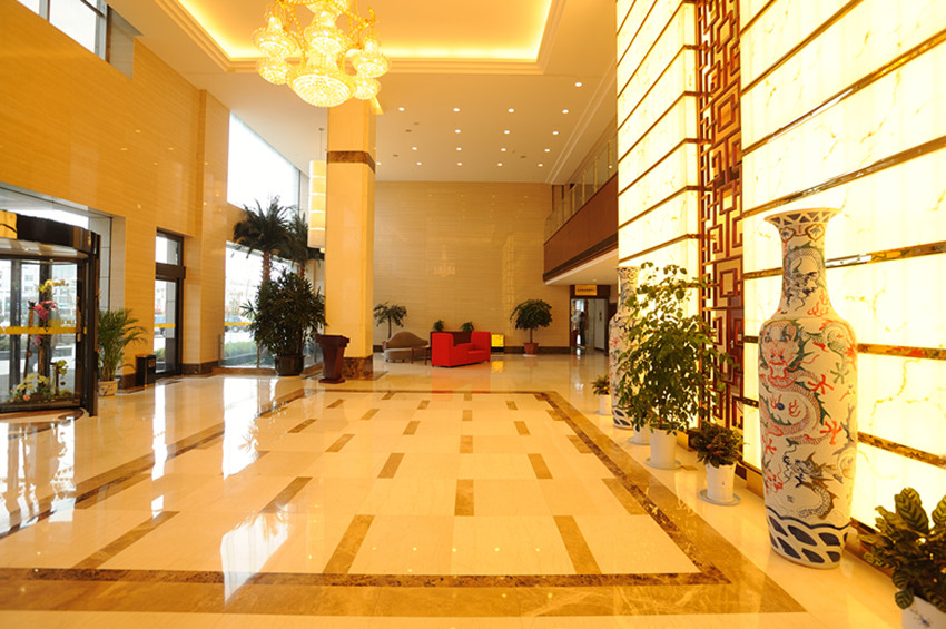 亚邦国际大酒店,是响水县首家按四星级标准建造的综合性国际酒店。酒店位于江苏响水县城中心,毗邻响水县政府,与响水县汽车站隔街相望。地理位置优越,交通便利,紧邻沿海高速。 亚邦国际大酒店拥有各类豪华客房170间(套);800豪华多功能大厅更是彰显尊贵的宴请首选场所;11个豪华典雅的宴会包间;5间不同规模的会议厅组成的会议中心,配有先进的数字化专业视听系统和会议教学设备,适合各种规模的会议,以及进行大会分组讨论和举行培训教学等,全方位的满足个性化会议活动的需求;有KTV包厢、足浴、电影院、茶吧、棋牌室、特